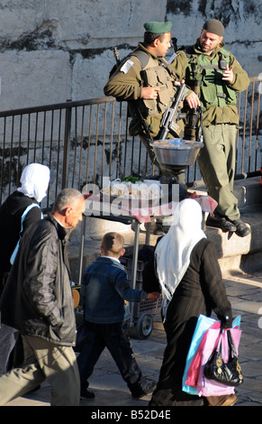 Des soldats israéliens en patrouille à l'extérieur de la Porte de Damas de la vieille ville de Jérusalem. Banque D'Images