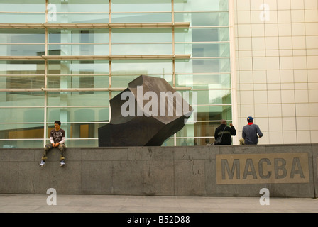 Les gens en face de musée d'art MACBA à Plaça dels Angels dans El Raval de Barcelone Espagne Europe Albion - magnifique villa meublée avec piscine Banque D'Images