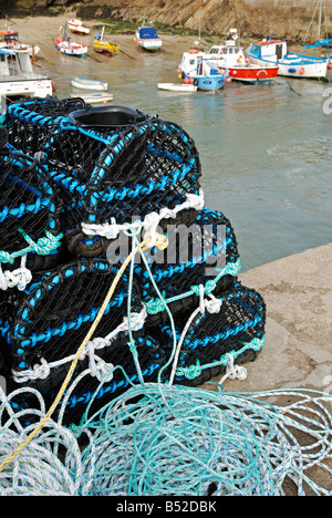 Des casiers à homard et crabe sur le Harbourside à newquay en Cornouailles, Royaume-Uni Banque D'Images