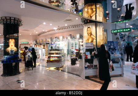 Dubai UAE Dubai Duty Free Aéroport femme voilée Banque D'Images