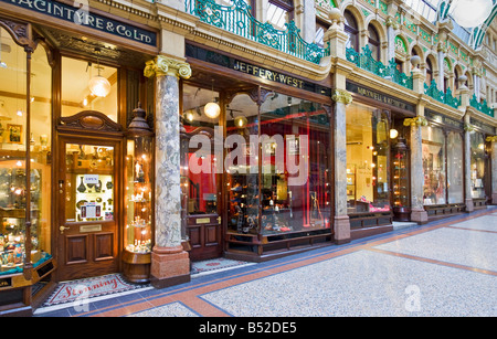 Boutiques de luxe et magasins dans le quartier Victoria Shopping Arcade Leeds Yorkshire UK Banque D'Images