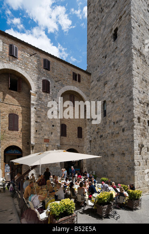 Restaurant sous l'un des tours historiques dans le centre de la vieille ville, San Gimignano, Toscane, Italie Banque D'Images