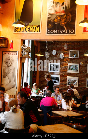 Mars 2008 - des gens assis dans un restaurant à la place dorrego à San Telmo Buenos Aires Argentine Banque D'Images