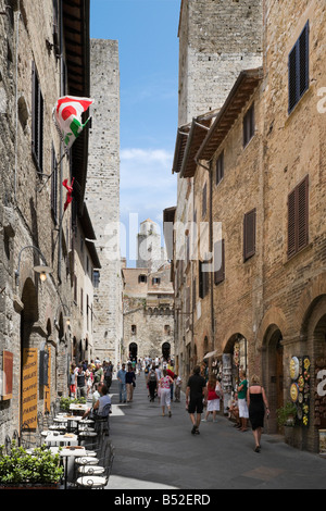 Rue typique de la vieille ville, San Gimignano, Toscane, Italie Banque D'Images