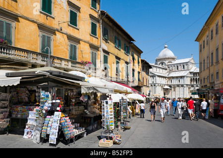 Boutiques sur la Via Santa Maria menant à la Cathédrale et de la Piazza dei Miracoli, Pisa, Toscane, Italie Banque D'Images