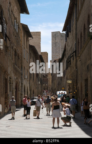 Via San Matteo (l'un des principaux dans la vieille ville), San Gimignano, Toscane, Italie Banque D'Images