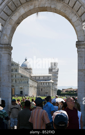 Le Duomo et de la Tour de Pise vue par la porte ouest, Campo dei Miracoli, Pise, Toscane, Italie Banque D'Images