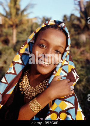 Femme femme voilee République Comores Grande Comore island femme voilée avec un chiromani people woman portrait adultes Pâques Afrique Banque D'Images