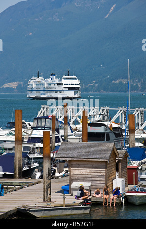 L'arrivée de BC Ferries ferry de Gibsons à Horseshoe Bay, British Columbia, Canada Banque D'Images