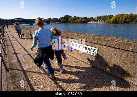 Riverside et Thames en Barnes SW13 London United Kingdom Banque D'Images