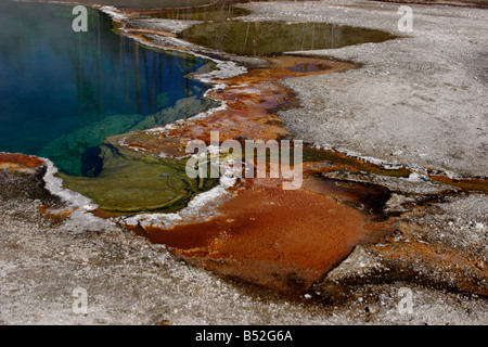 Bord de l'Abîme extérieure West Thumb Geyser Basin montrant formations géothermie & couleurs résultant de l'activité microbienne Banque D'Images