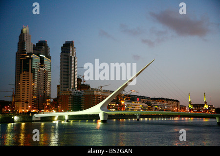 Mars 2008 - nuit vue sur Puerto Madero et le pont Puente de la Mujer Buenos Aires Argentine Banque D'Images