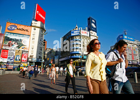 Mars 2008 - Les personnes qui traversent l'Avenida 9 de Julio Buenos Aires Argentine Banque D'Images