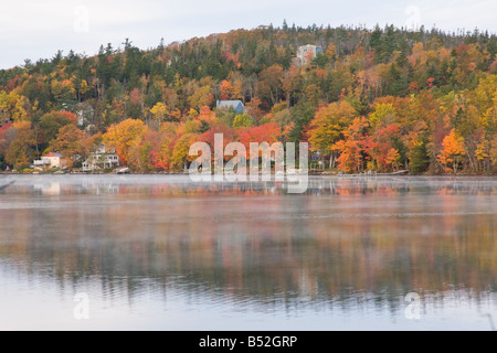 Couleurs d'automne sur les rives du lac Fletcher - Fall River, Nouvelle-Écosse, Canada Banque D'Images