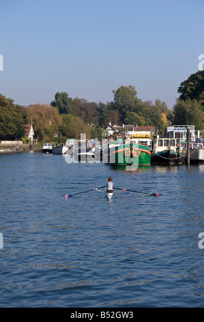 Bateaux sur la rivière Thames, London Twickenham TW10 Banque D'Images