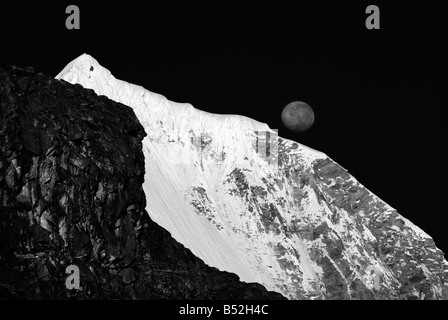 La lune et Huandoy sur 6,160m Banque D'Images