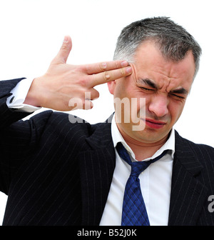 Un homme d'affaires points ses doigts à sa tête, faisant signe qu'il va se tuer. Photo par Patrick Steel Patricksteel Banque D'Images