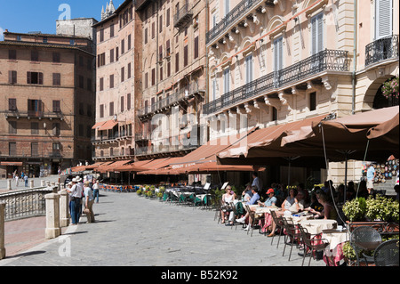 Des terrasses de cafés, dans le Campo de Sienne Toscane Italie Banque D'Images