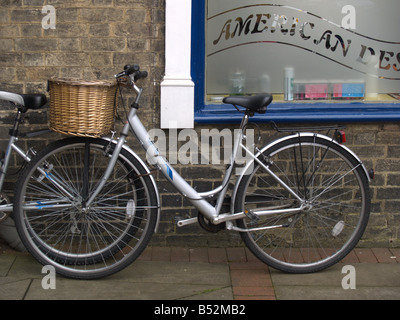 Style années 50 mesdames femme vélo avant arrière ely Cambridgeshire Fens l'Angleterre Angleterre europe Banque D'Images