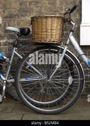 Style années 50 mesdames femme vélo avant arrière ely Cambridgeshire Fens l'Angleterre Angleterre europe Banque D'Images