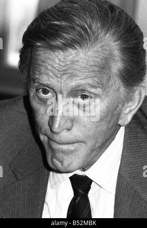 Kirk Douglas Avril 1987 à l'hôtel Grosvenor House fot daily mirror interview de Bill Marshall Banque D'Images