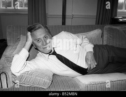 Kirk Douglas Avril 1987 à l'hôtel Grosvenor House fot daily mirror interview de Bill Marshall Banque D'Images