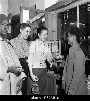 Actrices françaises voir l'artisanat local qu'elles sont prises d'une visite guidée de la ville de Marrakech par un guide local. 1 déc. Banque D'Images