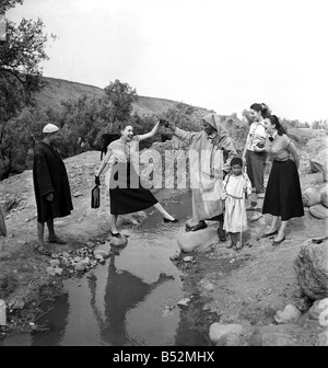 Actrices françaises sur une visite à Maroc parler à un guide local qu'il faut ;eux sur une visite de la campagne locale près de Marrakech. Décembre 1952;C5919-013 Banque D'Images