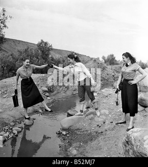 Actrices françaises sur une visite à Maroc d'une visite guidée de la campagne locale près de Marrakech. Décembre 1952C5919-017 Banque D'Images