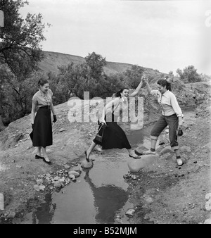 Actrices françaises sur une visite à Maroc parler à un guide local qu'il faut ;eux sur une visite de la campagne locale près de Marrakech. Décembre 1952 C5919-025 Banque D'Images