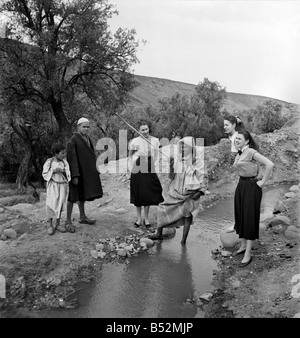 Actrices françaises sur une visite à Maroc parler à un guide local un il les prend d'une visite guidée de la campagne locale près de Marrakech. Décembre 1952 C5919-026 Banque D'Images