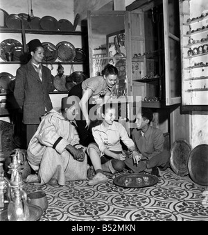 Actrices françaises voir l'artisanat local qu'elles sont prises d'une visite guidée de la ville de Marrakech par un guide local.;Dec. 1 Banque D'Images