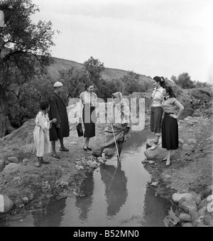 Actrices françaises sur une visite à Maroc parler à un guide local un il les prend d'une visite guidée de la campagne locale près de Marrakech.;Décembre 1952 ;C5919-049 Banque D'Images