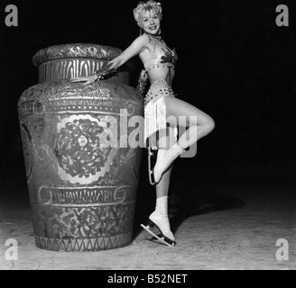 Patinage STAR. Mme Gloria Nord comme Marjanah Kasim Baba's Slave dans le ci-dessus montrent au cours de la répétition générale. Juin 1953 Banque D'Images