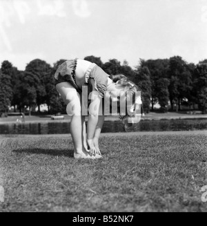 Jours fériés, petite fille maillot de modélisation. Juin 1953 D3299-001 Banque D'Images