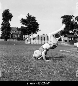 Jours fériés, petite fille maillot de modélisation. Juin 1953 D3299-007&# 13 ;&# 10 ; Banque D'Images