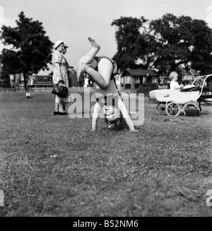 Jours fériés, petite fille maillot de modélisation. Juin 1953 D3299-009&# 13 ;&# 10 ; Banque D'Images