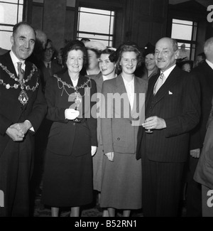 La 51e conférence du parti travailliste se tient à Morecambe. ;Leader du Parti travailliste Clement Attlee (à droite) avec le maire et maire de Morecombe.;septembre 1952 ;C4774-008 Banque D'Images