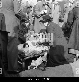 Et Harrow Wealdstone Crash Train. Un sauveteur, accorder une aide à un survivant. &# 13 ;&# 10;Octobre 1952 &# 13 ;&# 10;C4953A-008 Banque D'Images