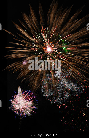 Célébration d'artifice feux lumineux salute sur fond noir Banque D'Images