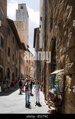 Via San Matteo (l'un des principaux dans la vieille ville), San Gimignano, Toscane, Italie Banque D'Images