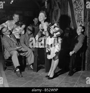 Margaret Madison, 26 ans, oupeye, danses les peut-pouvez tous les soirs dans un Rodley (Yorkshire) public-house alors que leurs clients d'essayer de se concentrer sur leur bière. Margaret, à la sortie de la production londonienne de "Annie Get Your Gun" est due à faire un film bientôt mais en même temps apporte un souffle de Paris pour le Yorkshire dour-parfois. En tant que propriétaire Jack gratuites dit - en réponse à l'Irving Berlin mélodieux question : 'Comment vous êtes gonna keep 'em down on the farm, après qu'ils ont vu paree'. Juin 1952, C2844 Banque D'Images