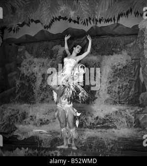 Jane Shore comme la mariée de la cascade à propos de sacrifié par le sorcier-docteur dansée par Derek Rosen. Dans l'arrière-plan est la cascade de mousse. C avril1855 Banque D'Images