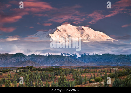 Face nord de Denali au coucher du soleil, vu de l'étonnant lac camping situé dans le parc national Denali, Alaska Banque D'Images