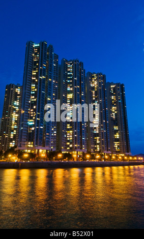 Esidential complexes de grande hauteur sur les rives d'Aberdeen Harbour Hong Kong Banque D'Images