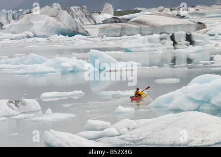 Kayak homme parmi les gros icebergs près de Bear Glacier dans Résurrection Bay près de Seward, Alaska Banque D'Images