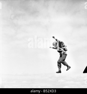 Le Teritonal ex armée de parachutiste saute d'un ballon à 800 pieds au-dessus de l'hippodrome d'Ely. Juin 1952, C3162 Banque D'Images