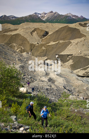 Les randonneurs sur la moraine du glacier près de racine à Kennicott Wrangell-St.Elias National Park, Alaska Banque D'Images