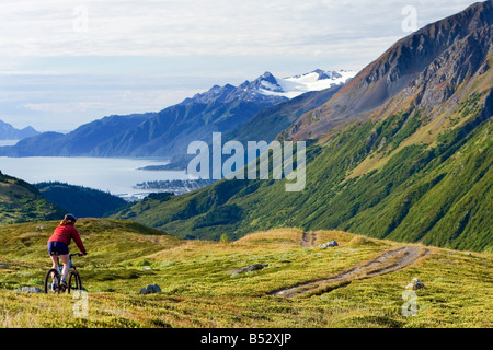 Vtt le sentier du lac perdu avec ville de Seward et Résurrection Bay dans la forêt nationale de Chugach Alaska distance Banque D'Images