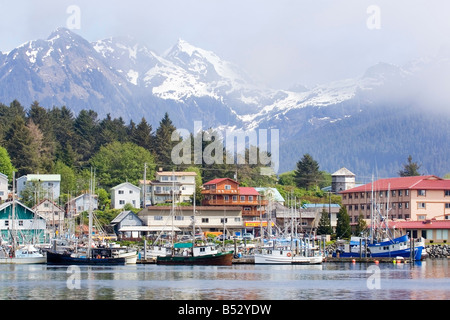 Vue sur canal Sitka Sitka avec au premier plan l'Alaska au sud-est de l'été Banque D'Images